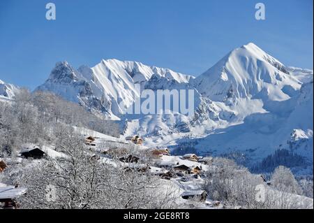 FRANCIA, ALTA SAVOIA (74) MONTAGNE ARAVIS, LE GRAND-BORNAND STAZIONE SCIISTICA Foto Stock