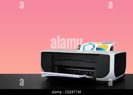 Stampante laser domestica compatta su sfondo giallo Foto stock - Alamy