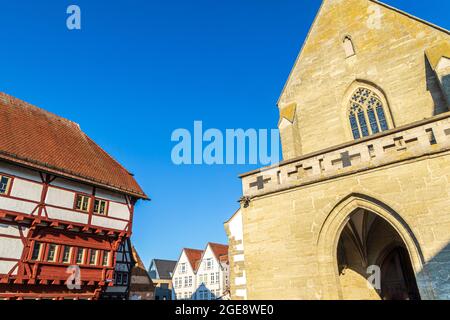 Mercato a Bad Saulgau con la Chiesa di San Giovanni Battista, alta Svevia, Germania Foto Stock