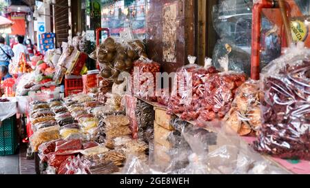 Capodanno lunare Celebrazione di Capodanno cinese Yin Metal Ox 2021 a Bangkok Chinatown Yaowarat Road in uscita giorno Foto Stock