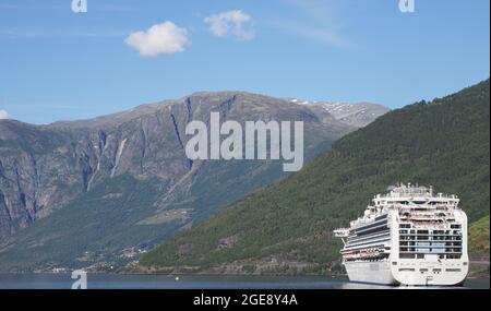 FLAM, NORVEGIA il 2019 LUGLIO: Beauty Liner Sapphire Princess Cruises in Sogn og Fjordane regione con cielo blu chiaro in caldo sole giorno d'estate. Foto Stock