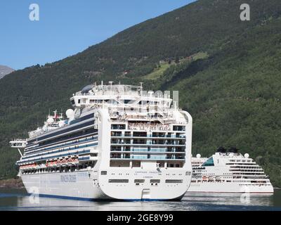 FLAM, NORVEGIA il 2019 LUGLIO: Due crociere panoramiche in linea nella regione di Sogn og Fjordane con cielo blu chiaro in caldo sole giorno d'estate. Foto Stock