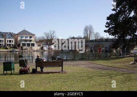 La gente sedette dal Tamigi a Bridge Gardens a Maidenhead, Berkshire, nel Regno Unito Foto Stock