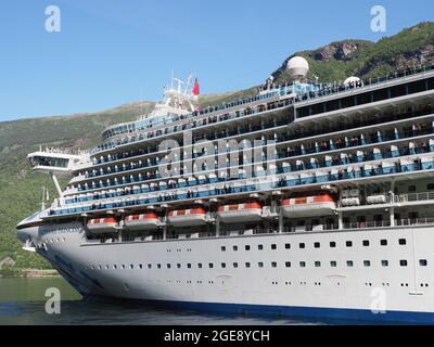 FLAM, NORVEGIA il 2019 LUGLIO: Prow of liner Sapphire Princess Cruises in Sogn og Fjordane regione con cielo blu chiaro in caldo giorno d'estate. Foto Stock