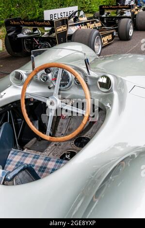 Pozzetto di Mercedes Benz W196 R Streamliner auto d'epoca Grand Prix all'evento Goodwood Festival of Speed Motor Racing 2014. Volante Foto Stock