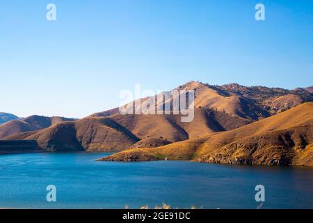 Contea di Tulare, California, Stati Uniti. 1 agosto 2021. Lake Kaweah è un lago artificiale situato nella contea di Tulare, in California, nei pressi di Lemon Cove. Il lago è formato dalla diga di Terminus sul fiume Kaweah. Il fiume proviene dalle montagne della Sierra Nevada e confluisce circa 560 kmq nel lago Kaweah prima di fluire verso la valle di San Joaquin. Credit: Katrina Kochneva/ZUMA Wire/ZUMAPRESS.com/Alamy Live News Foto Stock