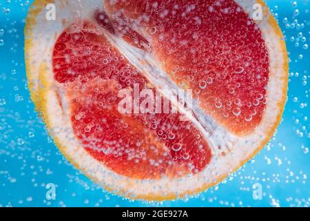 Grapefruit primo piano macro spianatura o galleggiamento fino alla cima della superficie. Foto Stock