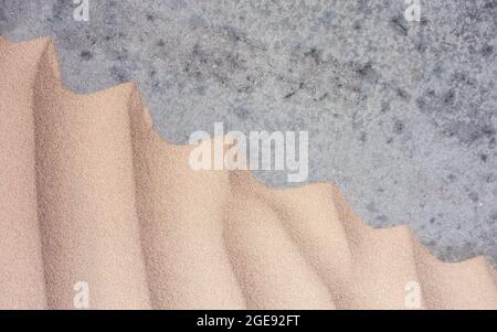 Sabbia texture sfondo sulla spiaggia su una base grigia Foto Stock