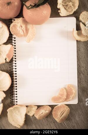 Pagine del notebook e tangerini vuoti Foto Stock