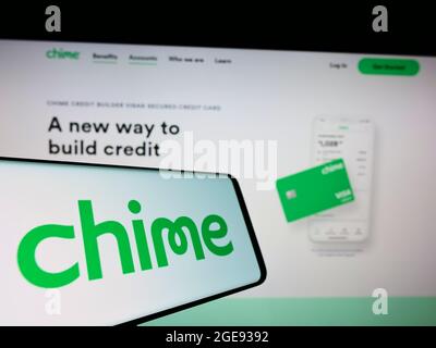 Cellulare con logo della società fintech statunitense Chime Financial Inc. Sullo schermo di fronte al sito web aziendale. Concentratevi sul centro-destra del display del telefono. Foto Stock