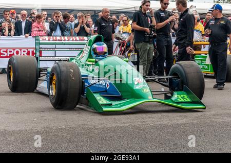 Jordan 191 Formula 1, Grand Prix racing car al Goodwood Festival of Speed Motor racing event 2014. 1991 auto da corsa nell'area di assemblaggio per la gara Foto Stock