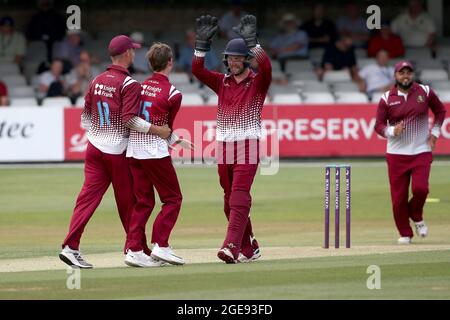 Harrison Craig di Cambridgeshire rivendica il wicket di Paul Walter durante Essex Eagles vs Cambridgeshire CCC, nazionale di un giorno Cricket Match al Clo Foto Stock