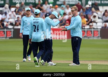 Simon Harmer dell'Essex festeggia con i suoi compagni di squadra dopo aver preso il wicket di Matt Milnes durante Essex Eagles vs Kent Spitfakes, Royal London One-da Foto Stock