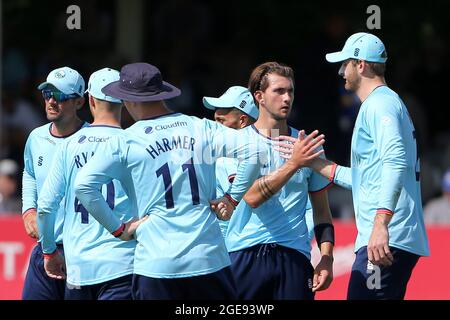 Jack Plom dell'Essex festeggia con i suoi compagni di squadra dopo aver preso il wicket di Ali Orr durante Essex Eagles vs Sussex Sharks, Royal London One-Day Cup Cr Foto Stock