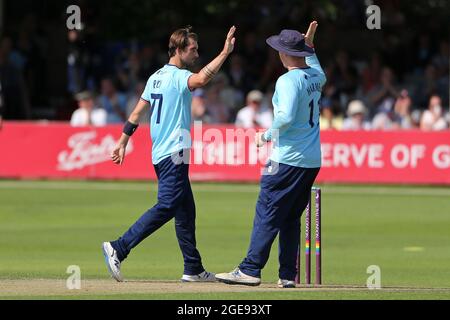 Jack Plom of Essex celebra la presa del wicket di Tom Haines durante Essex Eagles vs Sussex Sharks, Royal London One-Day Cup Cricket al Cloudfm Co Foto Stock