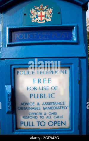 Polizia Telefono Call Box al Museo Avoncroft degli edifici storici Stoke Heath Bromsgrove Worcestershire Inghilterra UK Foto Stock