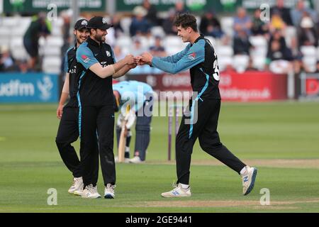 Josh Baker del Worcestershire festeggia con i suoi compagni di squadra dopo aver preso il wicket di Aron Nijjar durante Essex Eagles vs Worcestershire Rapids, Royal Foto Stock