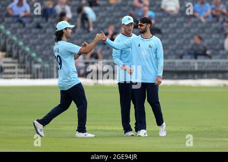 Aron Nijjar dell'Essex festeggia con i suoi compagni di squadra dopo aver preso il wicket di Jack Taylor durante Gloucestershire contro Essex Eagles, Royal London One-da Foto Stock