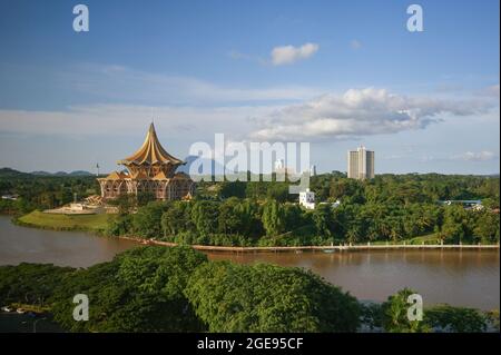 Vista panoramica sul fiume Sarawak a Kuching con il New Sarawak state legislative Assembly Building Foto Stock
