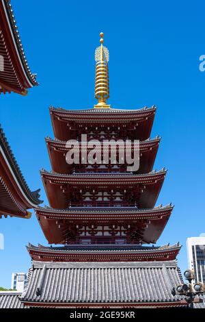 La pagoda alta 53 metri a cinque piani al tempio buddista Sensoji ad Asakusa, Tokyo, Giappone. La pagoda originale fu costruita durante il periodo Edo nel 942 d.C. e ricostruita nella posizione attuale nel 1973. Foto Stock