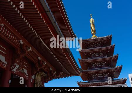 La pagoda alta 53 metri a cinque piani al tempio buddista Sensoji ad Asakusa, Tokyo, Giappone. La pagoda originale fu costruita durante il periodo Edo nel 942 d.C. e ricostruita nella posizione attuale nel 1973. Foto Stock