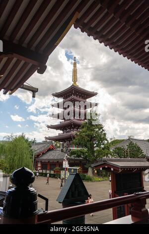 La pagoda alta 53 metri a cinque piani al tempio buddista Sensoji ad Asakusa, Tokyo, Giappone. La pagoda originale fu costruita durante il periodo Edo nel 942 d.C. e ricostruita nella posizione attuale nel 1973. Foto Stock