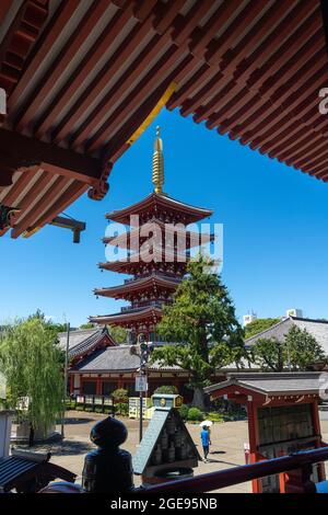 La pagoda alta 53 metri a cinque piani al tempio buddista Sensoji ad Asakusa, Tokyo, Giappone. La pagoda originale fu costruita durante il periodo Edo nel 942 d.C. e ricostruita nella posizione attuale nel 1973. Foto Stock