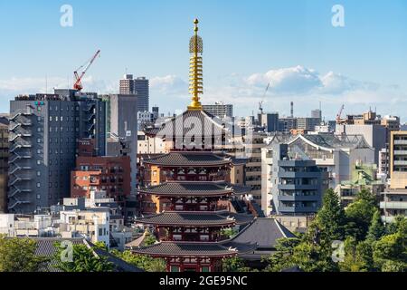 La pagoda alta 53 metri a cinque piani al tempio buddista Sensoji ad Asakusa, Tokyo, Giappone. La pagoda originale fu costruita durante il periodo Edo nel 942 d.C. e ricostruita nella posizione attuale nel 1973. Foto Stock