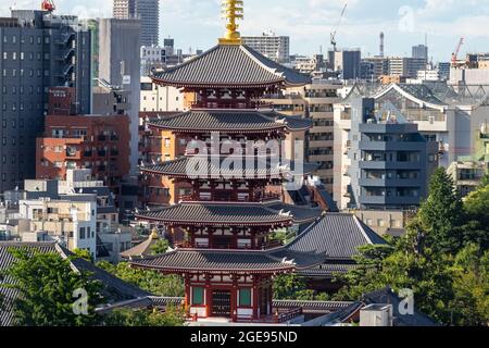 La pagoda alta 53 metri a cinque piani al tempio buddista Sensoji ad Asakusa, Tokyo, Giappone. La pagoda originale fu costruita durante il periodo Edo nel 942 d.C. e ricostruita nella posizione attuale nel 1973. Foto Stock