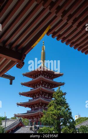 La pagoda alta 53 metri a cinque piani al tempio buddista Sensoji ad Asakusa, Tokyo, Giappone. La pagoda originale fu costruita durante il periodo Edo nel 942 d.C. e ricostruita nella posizione attuale nel 1973. Foto Stock