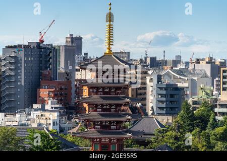 La pagoda alta 53 metri a cinque piani al tempio buddista Sensoji ad Asakusa, Tokyo, Giappone. La pagoda originale fu costruita durante il periodo Edo nel 942 d.C. e ricostruita nella posizione attuale nel 1973. Foto Stock