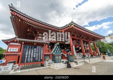 La sala principale del tempio buddista Sensoji ad Asakusa, Tokyo, Giappone. Il tempio fu costruito durante il periodo Kamakura nel 645 d.C. ed è il più antico e importante tempio di Tokyo. Foto Stock