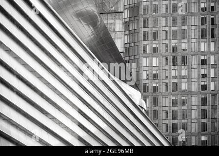 Immagine in primo piano in bianco e nero dell'architettura di New York, sfondo astratto urbano, USA. Foto Stock