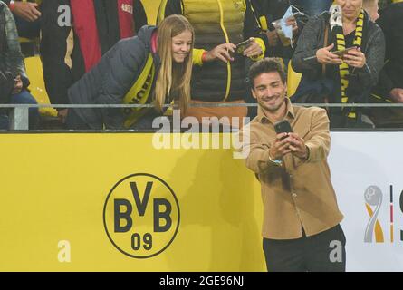 Dortmund, Germania, 17 agosto 2021, Mats HUMMELS, BVB 15 selfie con tifosi nella finale DFL Super Cup BORUSSIA DORTMUND - FC BAYERN München il 17 agosto 2021 a Dortmund, Germania Stagione 2020/2021, BVB, Muenchen, Monaco, Baviera © Peter Schatz / Alamy Live News - le NORMATIVE DFL VIETANO L'USO DI FOTOGRAFIE come SEQUENZE DI IMMAGINI e/o QUASI-VIDEO - Foto Stock