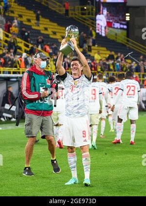 Robert LEWANDOWSKI, FCB 9 festeggia la vittoria con il trofeo nella finale della Super Cup DFL BORUSSIA DORTMUND - FC BAYERN München 1-3 il 17 agosto 2021 a Dortmund, Germania Stagione 2020/2021, BVB, Muenchen, Monaco, Baviera © Peter Schatz / Alamy Live News - le NORMATIVE DFL VIETANO L'USO DI FOTOGRAFIE come SEQUENZE DI IMMAGINI e/o QUASI-VIDEO - Foto Stock