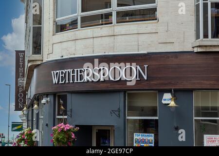 08-17-2021 Brighton, East Sussex, UK The Sign sopra un pub Wetherspoon all'esterno dell'edificio Foto Stock