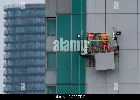 Londra, Regno Unito. 18 agosto 2021. Il rivestimento viene rimosso per l'ispezione dall'alto edificio residenziale privato a 29 piani della Torre Aragon nel sud-est di Londra. Credit: Guy Corbishley/Alamy Live News Foto Stock