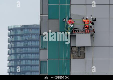 Londra, Regno Unito. 18 agosto 2021. Il rivestimento viene rimosso per l'ispezione dall'alto edificio residenziale privato a 29 piani della Torre Aragon nel sud-est di Londra. Credit: Guy Corbishley/Alamy Live News Foto Stock