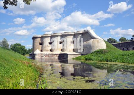 Brest, Bielorussia - 2 agosto 2021: Quinto Forte della Fortezza di Brest, Bielorussia. Caponiere di Garge. Strutture di fortificazione. Foto Stock