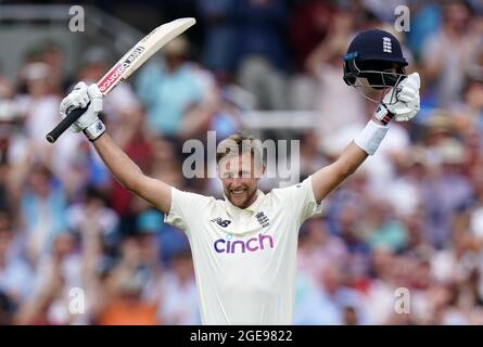 File photo datato 14-08-2021 del Joe Root dell'Inghilterra festeggia dopo aver segnato il suo secolo durante il terzo giorno della seconda partita di prova a Lord's, Londra. Data di emissione: Mercoledì 18 agosto 2021. Foto Stock