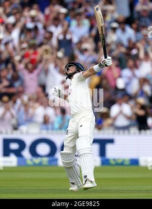 File photo datato 14-08-2021 del Joe Root dell'Inghilterra festeggia dopo aver segnato il suo secolo durante il terzo giorno della seconda partita di prova a Lord's, Londra. Data di emissione: Mercoledì 18 agosto 2021. Foto Stock