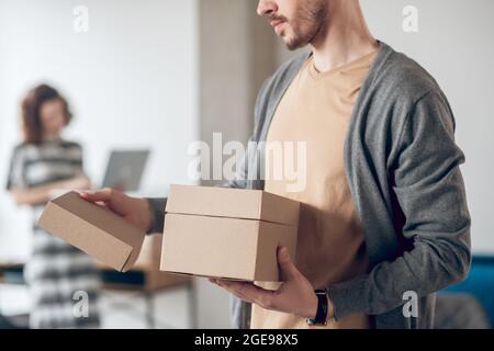 L'uomo e la sua collega che lavorano in un negozio di Internet Foto Stock