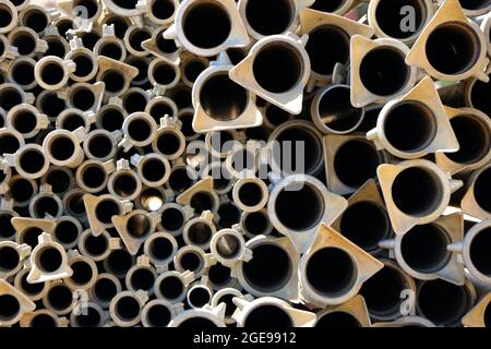 Primo piano dei pali per ponteggi che guardano alla fine Foto Stock