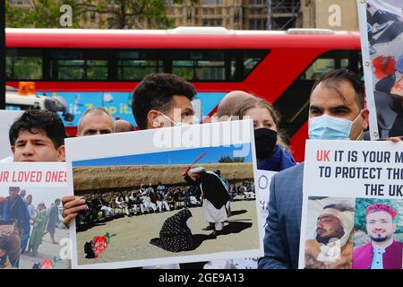 Westminster, Londra, Regno Unito. 18 agosto 2021. Traduttori, sostenitori e manifestanti chiedono un’azione governativa per il popolo afgano che è stato lasciato indietro. Photo Credit: Paul Lawrenson /Alamy Live News Foto Stock