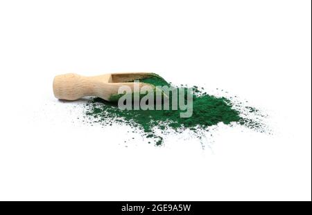 Polvere organica di alghe spirulina in una paletta di legno isolata su bianco. Polvere di spirulina organica. Spirulina è un superfood usato come alimento supplementare sourc Foto Stock