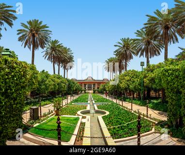Shiraz, Iran, 17 luglio 2021 Giardino persiano di Narenjestan Ghavam o Qavam con il suo padiglione storico e sistema ingegnerizzato di canali e fontane. Foto Stock