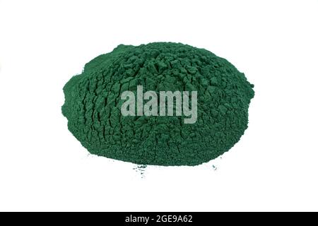 Polvere organica di alghe spirulina isolata su bianco. Polvere di spirulina organica. Spirulina è un superfood usato come fonte di integratore alimentare di vitamina prote Foto Stock