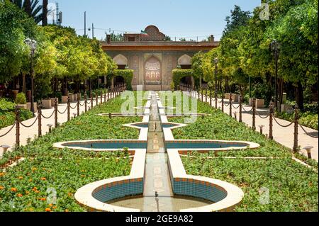 Shiraz, Iran, 17 luglio 2021 Giardino persiano di Narenjestan Ghavam o Qavam con il suo padiglione storico e sistema ingegnerizzato di canali e fontane. Foto Stock