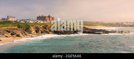 Un'immagine panoramica dell'iconico Headland Hotel che si affaccia su Little Fistral sulla costa nord della Cornovaglia. Foto Stock