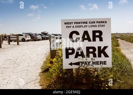 Un grande cartello per un parcheggio su West Pentire a Newquay in Cornovaglia nel Regno Unito. Foto Stock